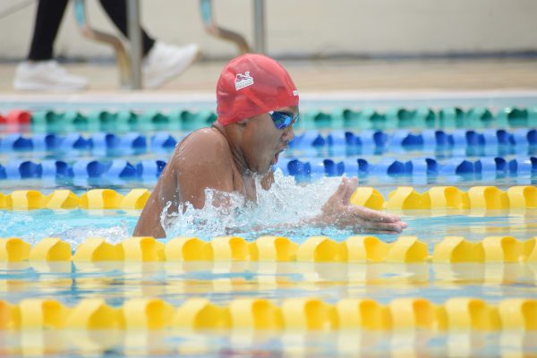 ฝึกว่ายน้ำกลางแจ้ง vs ในสระในร่ม